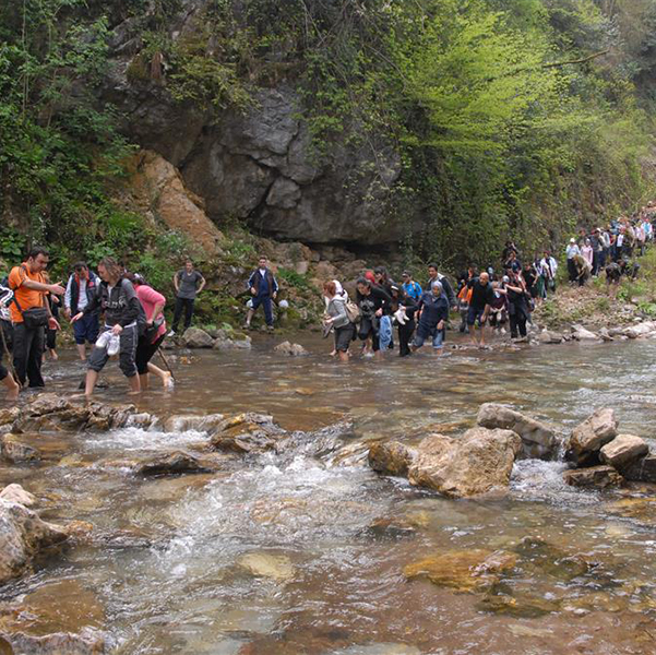 Maden Deresi’nin şelaleleri ve yemyeşil doğa manzarası